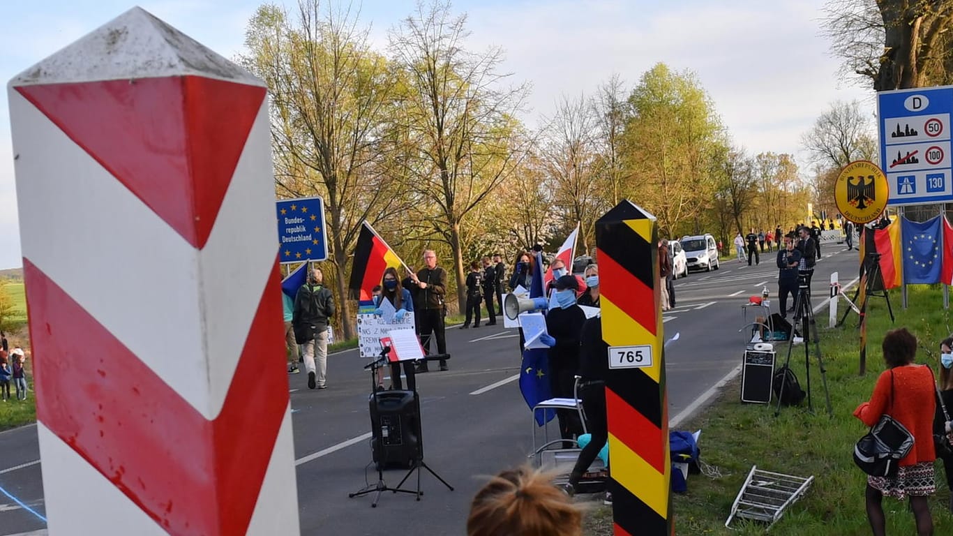 Demonstranten am Grenzübergang in Rosowek: Der Protest richtet sich gegen die polnische Entscheidung, die Grenze wegen der Corona-Pandemie zu schließen.