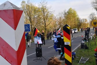 Demonstranten am Grenzübergang in Rosowek: Der Protest richtet sich gegen die polnische Entscheidung, die Grenze wegen der Corona-Pandemie zu schließen.