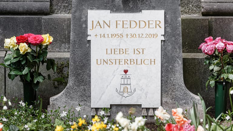 Das Grab von Jan Fedder: Eine Marmorplatte mit der Aufschrift "Liebe ist unsterblich" ziert den Stein.