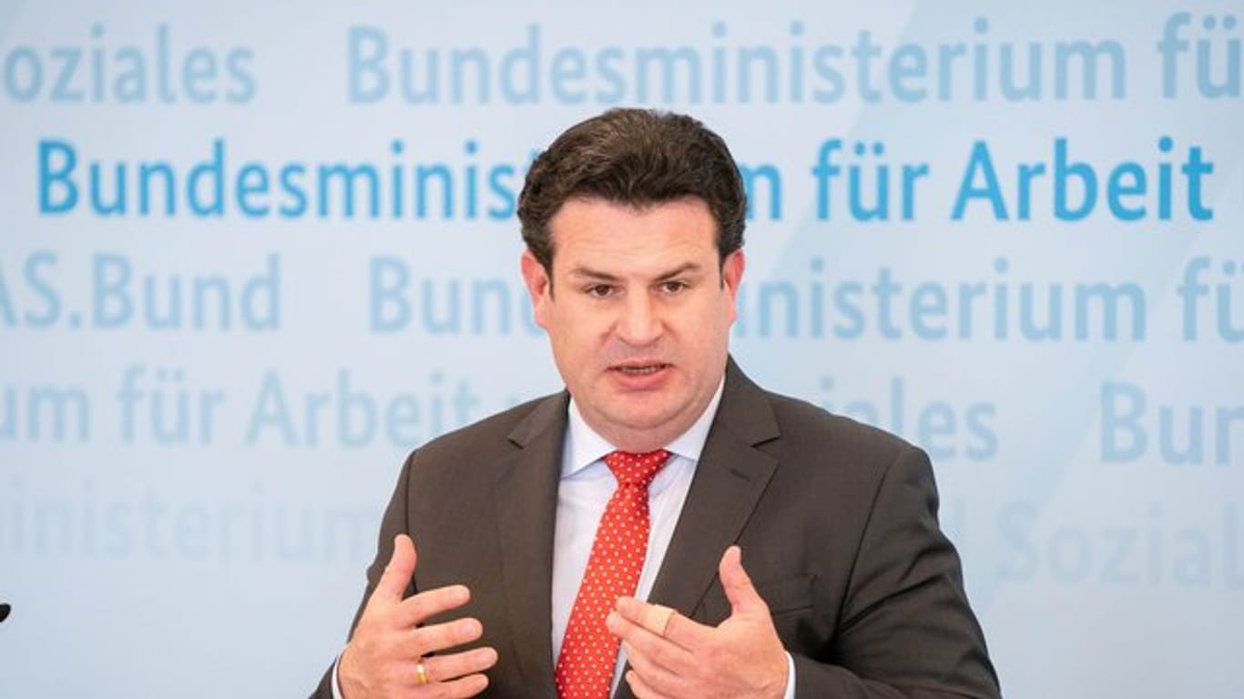 Fußballspiele mit Masken kann sich Arbeitsminister Hubertus Heil (SPD) nicht vorstellen.