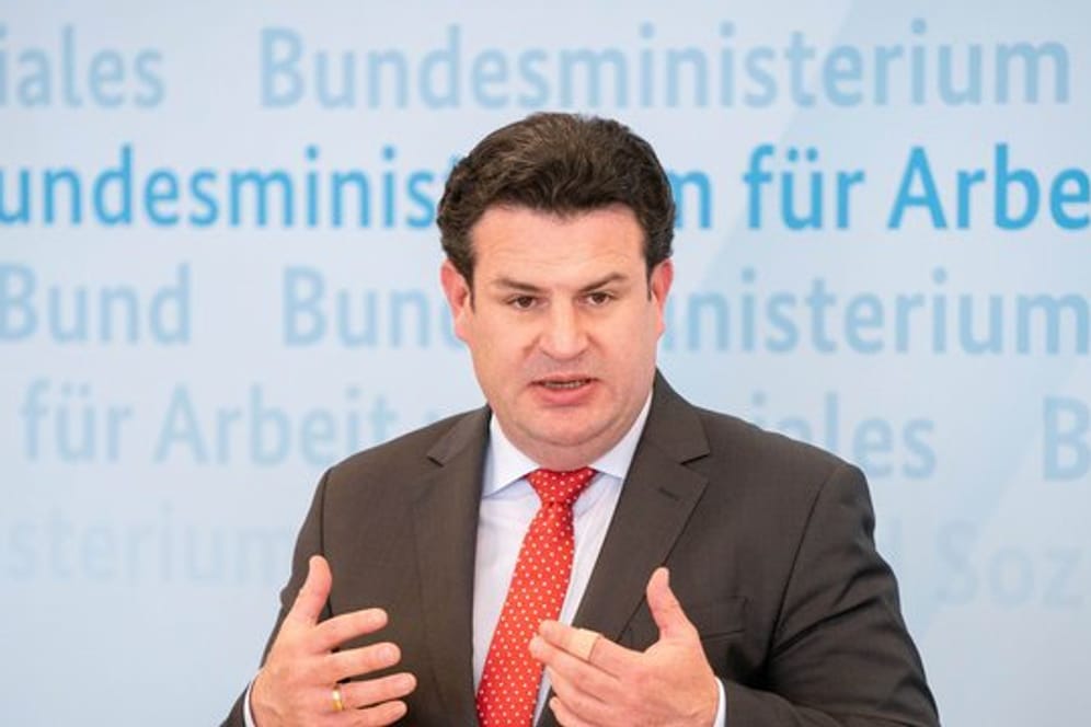 Fußballspiele mit Masken kann sich Arbeitsminister Hubertus Heil (SPD) nicht vorstellen.