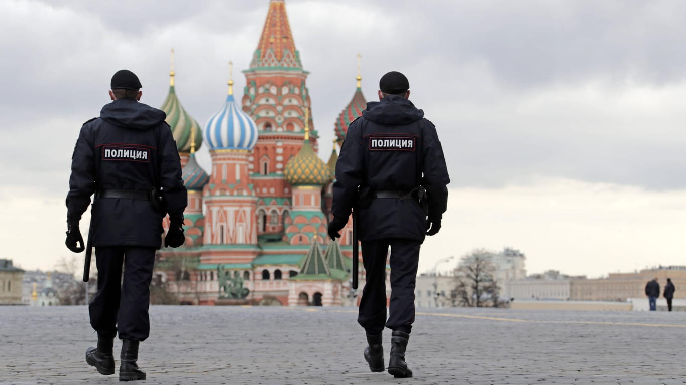 Zwei russische Polizisten auf dem Roten Platz in Moskau: Die EU wirft Moskau und Peking vor, weiter Fehlinformationen in der Corona-Krise zu verbreiten.