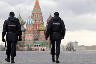 Zwei russische Polizisten auf dem Roten Platz in Moskau: Die EU wirft Moskau und Peking vor, weiter Fehlinformationen in der Corona-Krise zu verbreiten.