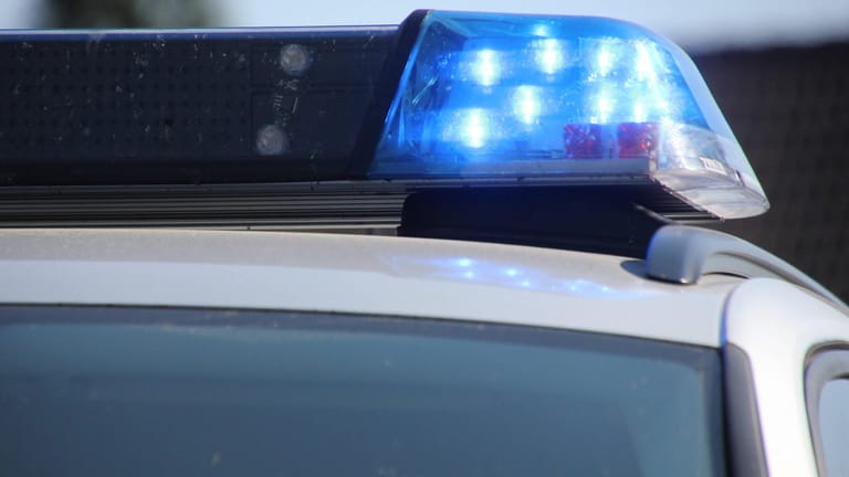 Blaulicht (Symbolfoto): In Dormagen wurde in einem Haus eine tote Person aufgefunden – der Verdächtige wurde bei dem Polizeieinsatz tödlich verletzt.