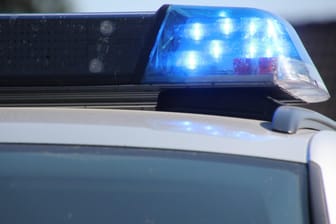 Blaulicht (Symbolfoto): In Dormagen wurde in einem Haus eine tote Person aufgefunden – der Verdächtige wurde bei dem Polizeieinsatz tödlich verletzt.