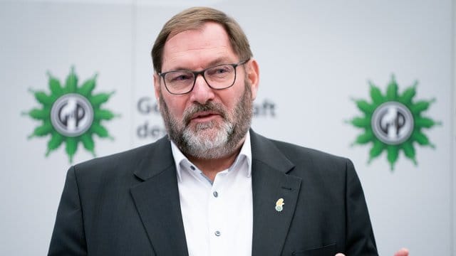 GdP-Vize Jörg Radek sieht in Geisterspielen die Gefahr von Fan-Ansammlungen im öffentlichen Raum. GdP-Vize Jörg Radek sieht in Geisterspielen die Gefahr von Fan-Ansammlungen im öffentlichen Raum.