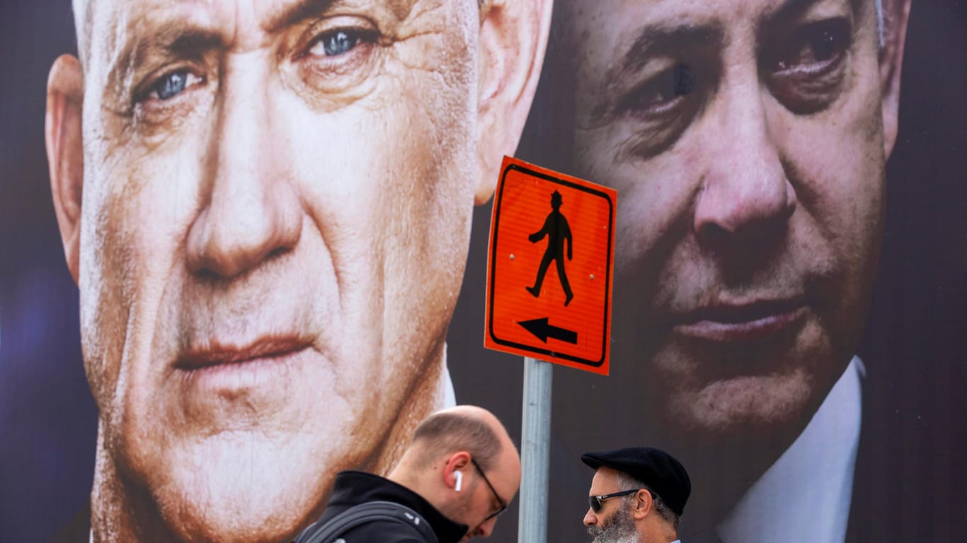 Wahlplakat des Mitte-Bündnisses Blau-Weiß und dessen Kandidaten Benny Gantz (links) und Benjamin Netanjahu: Medienberichten zufolge haben am Samstagabend Tausende gegen die Politik von Ministerpräsident Netanjahu demonstriert.