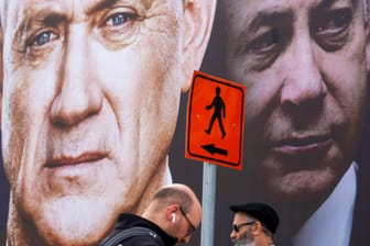 Wahlplakat des Mitte-Bündnisses Blau-Weiß und dessen Kandidaten Benny Gantz (links) und Benjamin Netanjahu: Medienberichten zufolge haben am Samstagabend Tausende gegen die Politik von Ministerpräsident Netanjahu demonstriert.