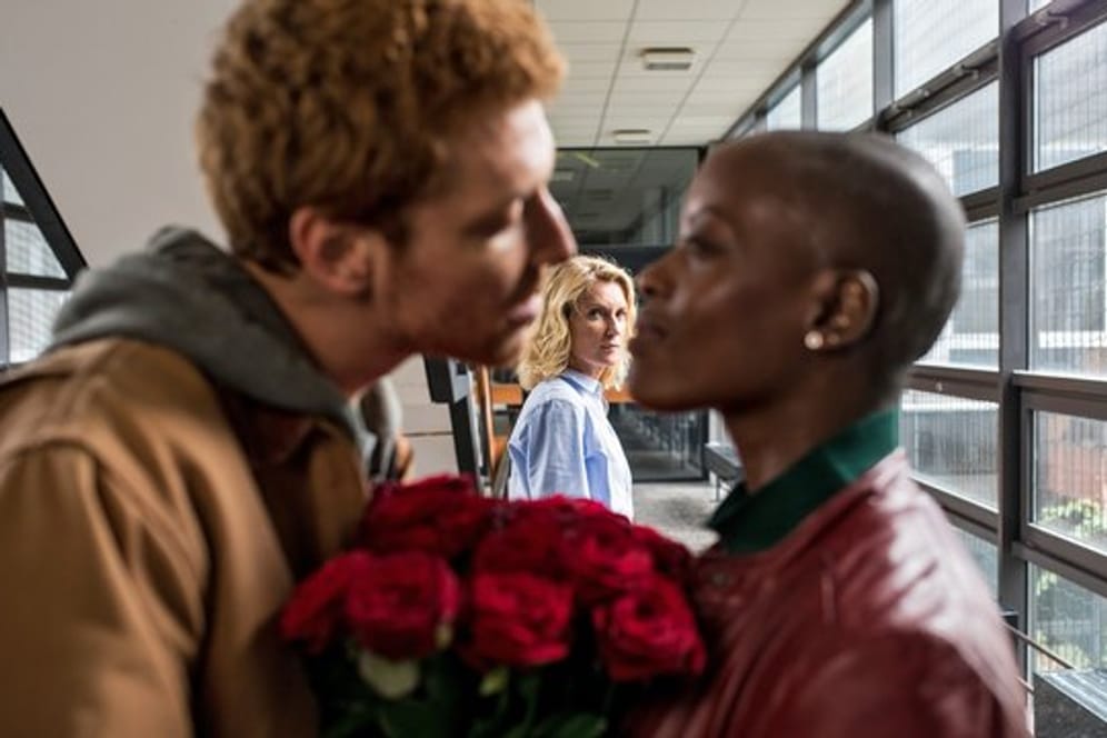Blumen für Anais (Florence Kasumba,r) zum Hochzeitstag von Nick (Daniel Donskoy) - Charlotte (Maria Furtwängler, hinten) ist eifersüchtig.