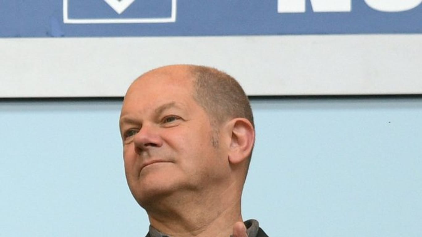 Als ehemaliger Hamburger Bürgermeister drückt Olaf Scholz dem HSV die Daumen.