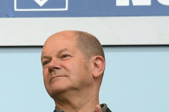Als ehemaliger Hamburger Bürgermeister drückt Olaf Scholz dem HSV die Daumen.