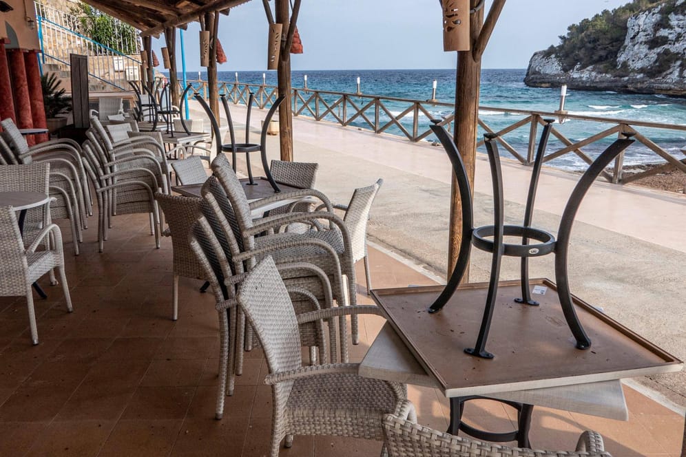 Leeres Restaurant am Strand von Mallorca: Auch im Sommer dürften Reisen ins europäische Ausland ein Wunschtraum bleiben.