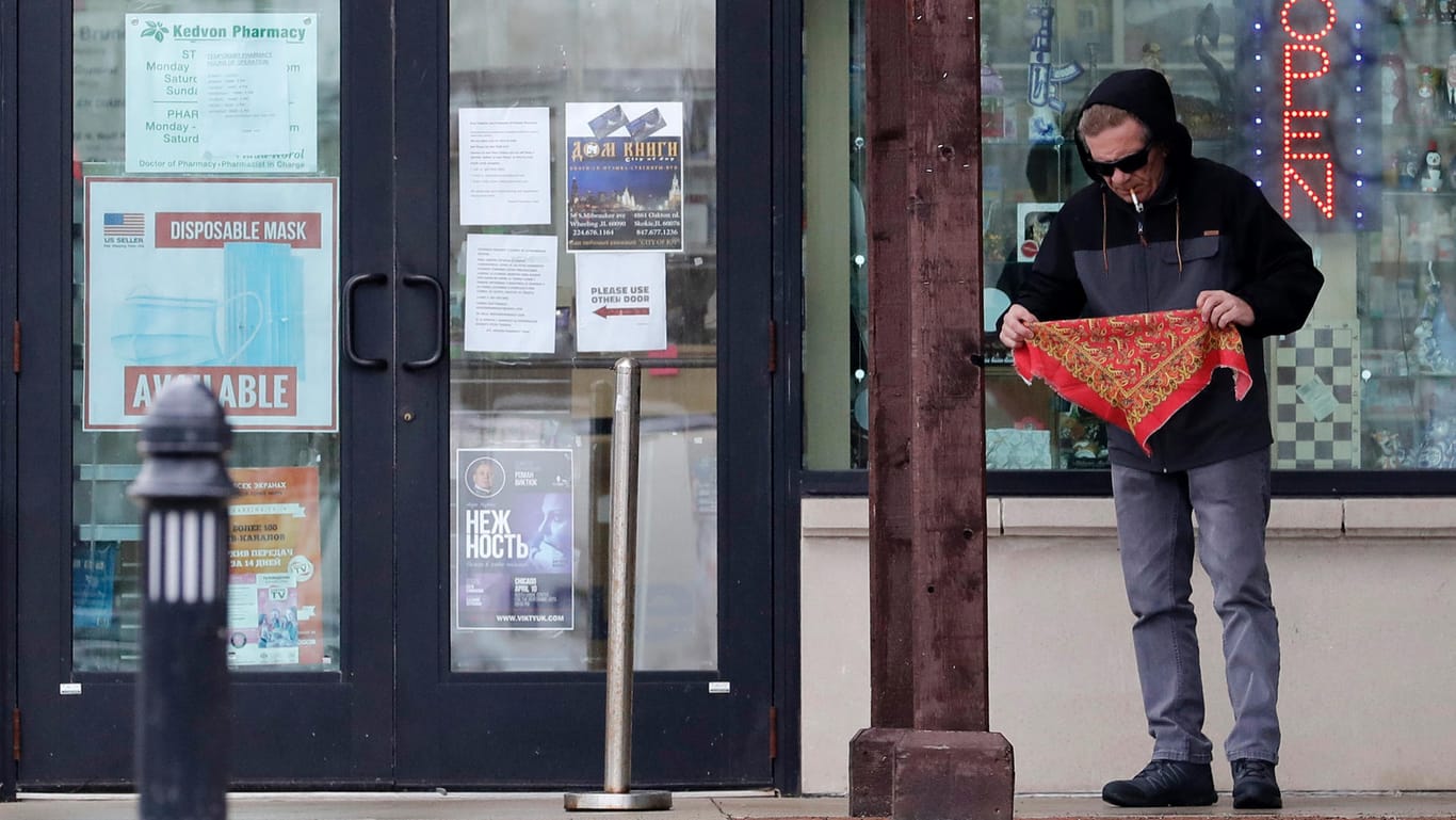 Ein Mann in Illinois will sich einen Schal umbinden: Die Giftzentrale des US-Bundesstaats hat eine Zunahme an Notrufen verzeichnet.