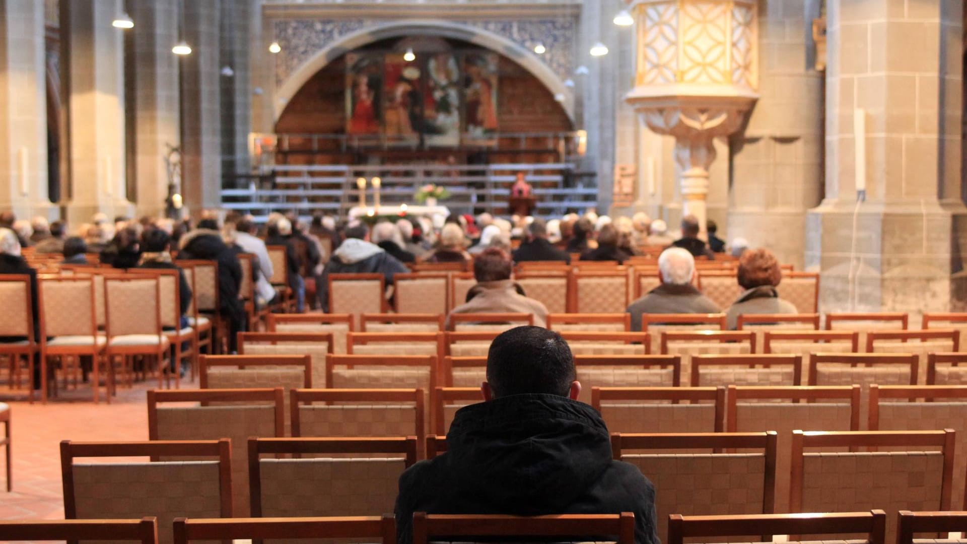 Kirchenbesuch: Die katholischen und evangelischen Kirchen haben unterschiedliche Regelungen.