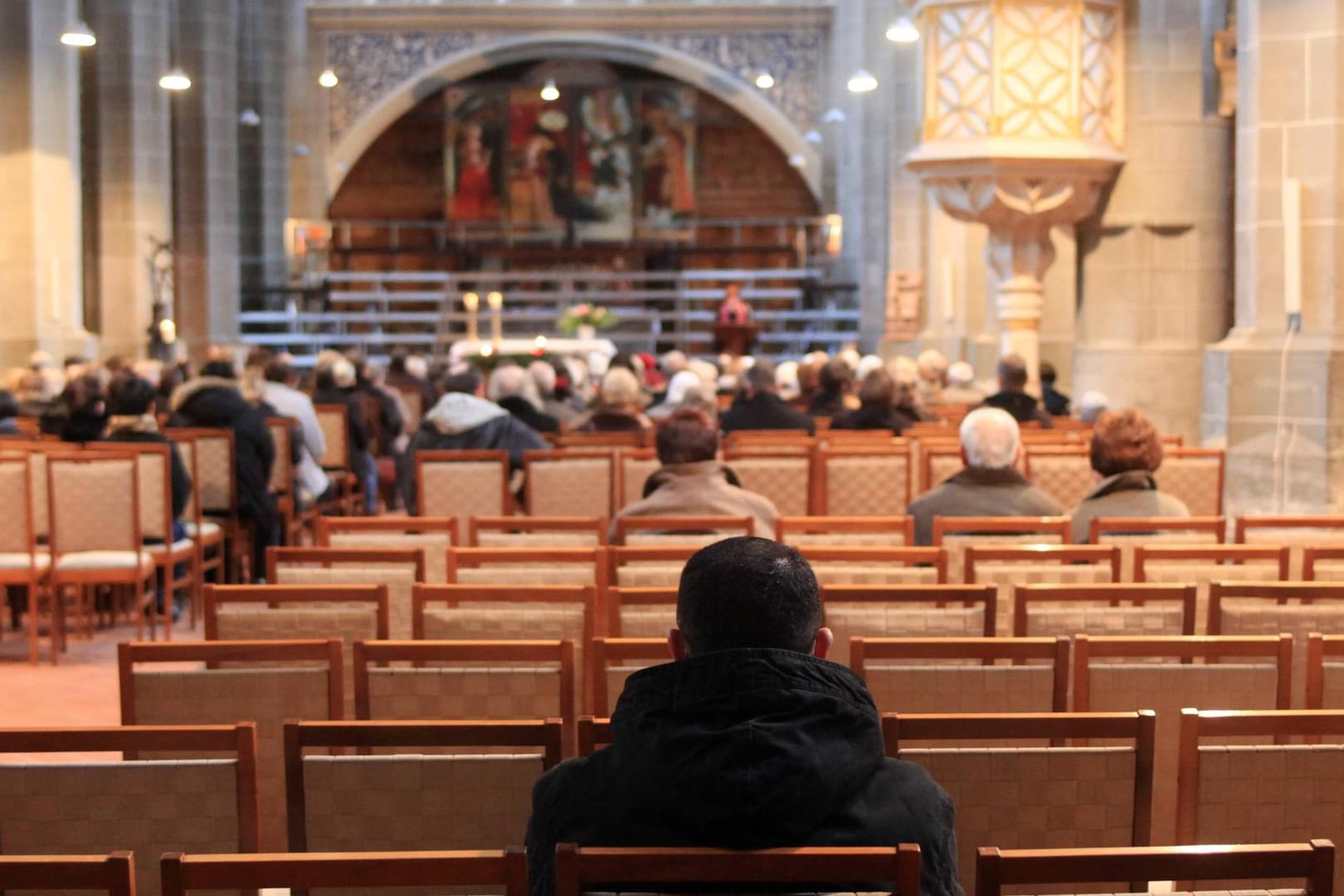 Kirchenbesuch: Die katholischen und evangelischen Kirchen haben unterschiedliche Regelungen.