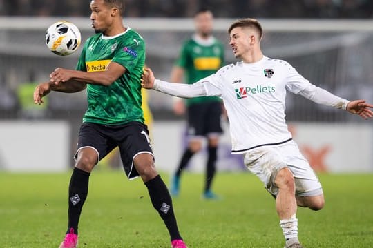 Romano Schmid (r) in der Europa League in Aktion für den Wolfsberger AC.