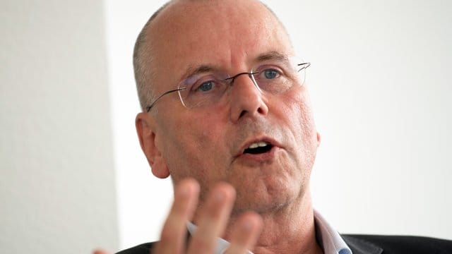 Fortuna-Chef Thomas Röttgermann glaubt nicht an Fanansammlungen bei möglichen Geisterspielen in der Fußball-Bundesliga. Fortuna-Chef Thomas Röttgermann glaubt nicht an Fanansammlungen bei möglichen Geisterspielen in der Fußball-Bundesliga.