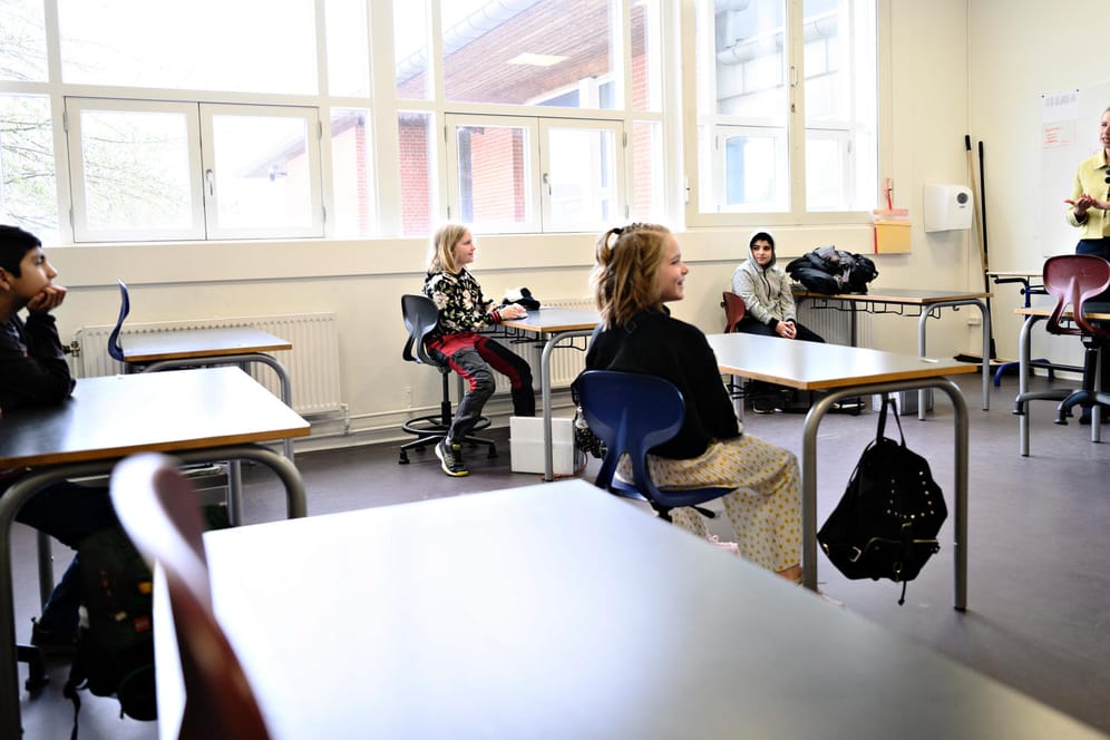 Wiedereröffnung: Dänemarks Ministerpräsidentin Frederiksen (r.) spricht zu Schülern der Lykkebo-Schule in Kopenhagen.