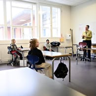 Wiedereröffnung: Dänemarks Ministerpräsidentin Frederiksen (r.) spricht zu Schülern der Lykkebo-Schule in Kopenhagen.