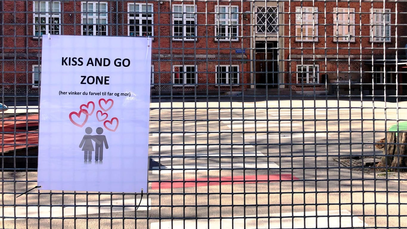 "Kiss and Go Zone" vor einer Schule in Kopenhagen: In dem Bereich können Eltern ihre Kinder verabschieden, bevor diese dann in den Unterricht gehen.