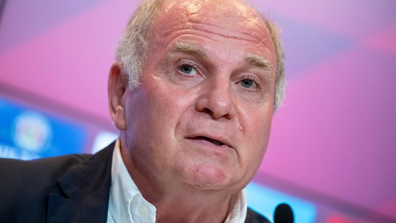 Bayern Münchens Ehrenpräsident Uli Hoeneß hält Bundesligaspiele ohne Zuschauer für unverzichtbar.