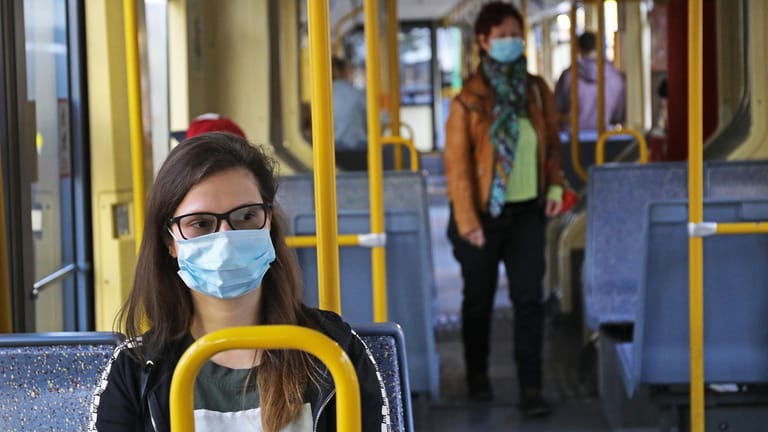 Von heute an gilt unter anderem in Nordrhein-Westfalen eine Maskenpflicht in Bussen und Bahnen sowie beim Einkaufen. Hier trägt eine junge Frau in Köln Maske.