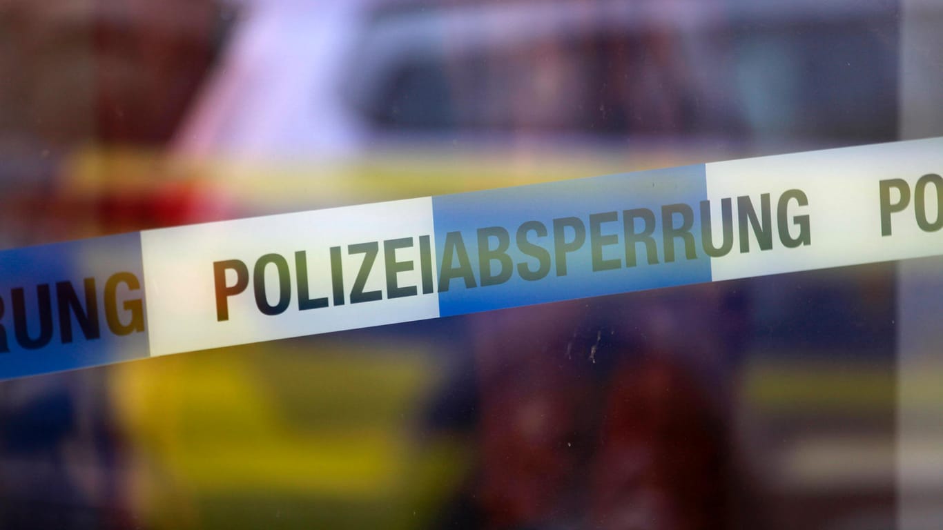Polizeiabsperrung (Symbolbild): Eigentlich wollten die Kölner Beamten zu einem versuchten Tötungsdelikt ermitteln – doch dann entdeckten sie durch Zufall ein illegal betriebenes Bordell.