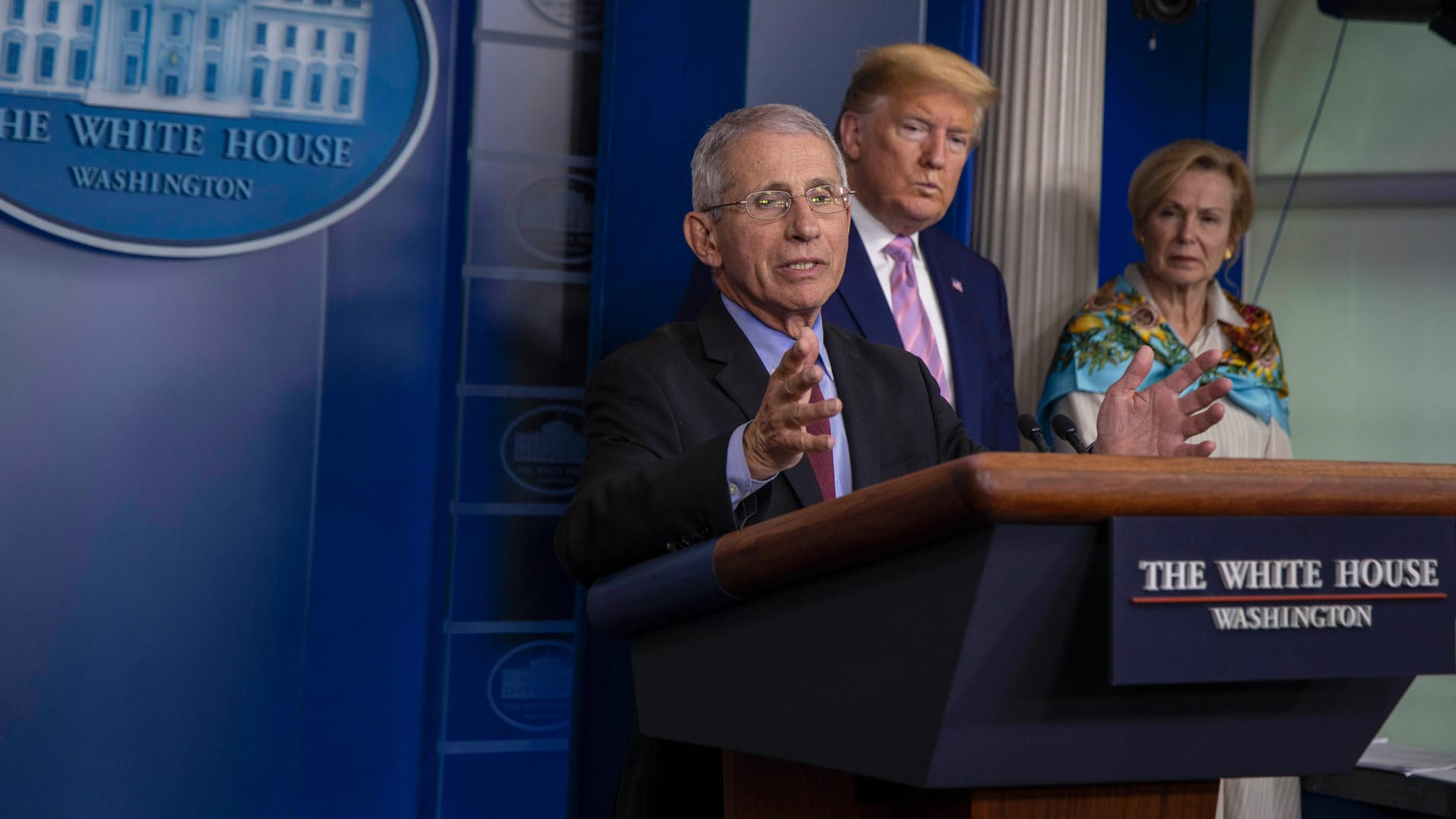 Fauci (li.) und Birx mit US-Präsident Trump: Die beiden Mediziner kommen auf den Pressekonferenzen nur selten zu Wort.
