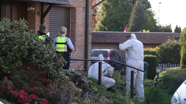 Polizeibeamte und die Spurensicherung stehen am Ort des Geschehens in Dormagen. Polizeibeamte und die Spurensicherung stehen am Ort des Geschehens in Dormagen.