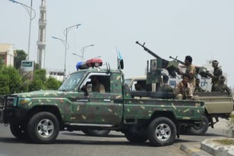 Separatisten des sogenannten Südlichen Übergangsrats fahren durch Aden (Archiv).