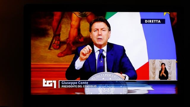 Giuseppe Conte mahnt in seiner TV-Ansprache, dass der Kampf gegen das Virus noch lange nicht geschafft sei. Giuseppe Conte mahnt in seiner TV-Ansprache, dass der Kampf gegen das Virus noch lange nicht geschafft sei.