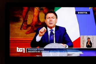 Giuseppe Conte mahnt in seiner TV-Ansprache, dass der Kampf gegen das Virus noch lange nicht geschafft sei.