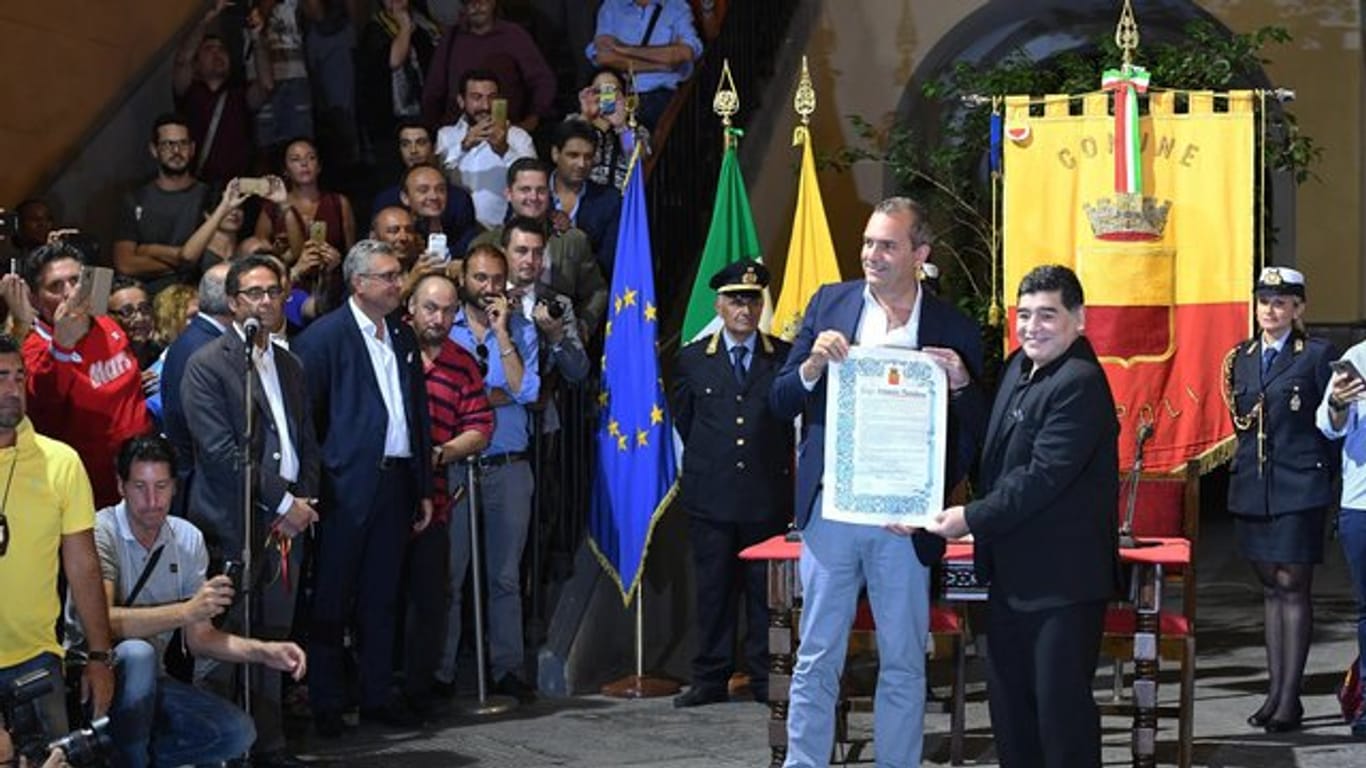 Diego Maradona (r) gilt in Neapel als lebende Legende und wurde 2017 als Ehrenbürger der Stadt ausgezeichnet.