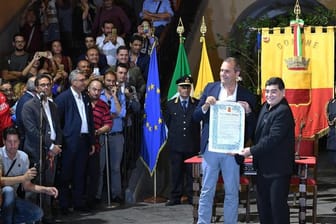 Diego Maradona (r) gilt in Neapel als lebende Legende und wurde 2017 als Ehrenbürger der Stadt ausgezeichnet.
