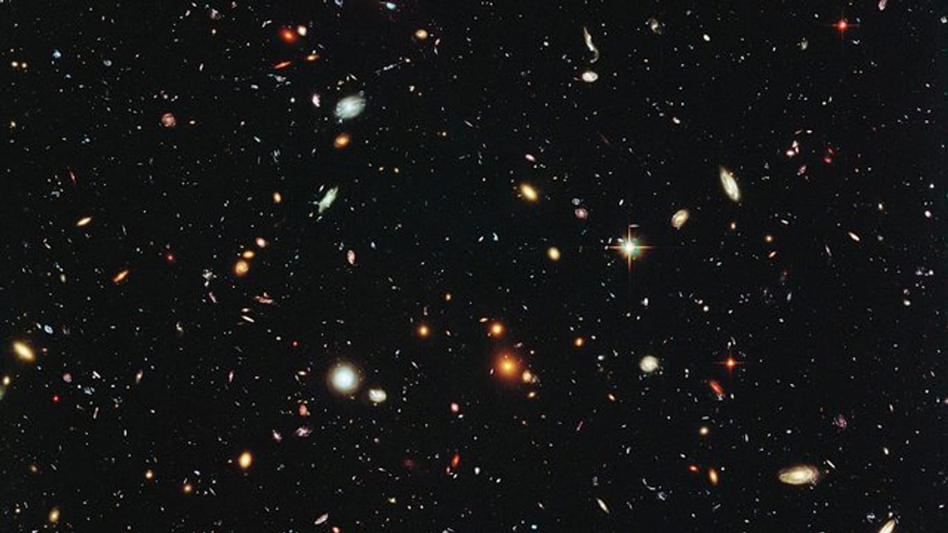 Tausende von Galaxien leuchten in der tiefschwarzen Weite des Weltraums in einer Aufnahme, die Mithilfe des Hubble-Weltraumteleskops gemacht wurde.