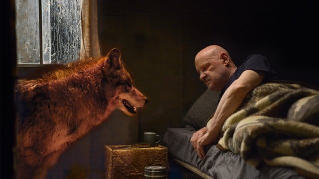 Kommissar Krüger (Christian Redl) hat Besuch.