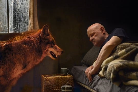Kommissar Krüger (Christian Redl) hat Besuch.