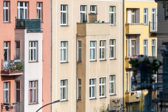 Ob sich eine vermietete Eigentumswohnung als Kapitalanlage lohnt, hängt von vielen Faktoren ab.