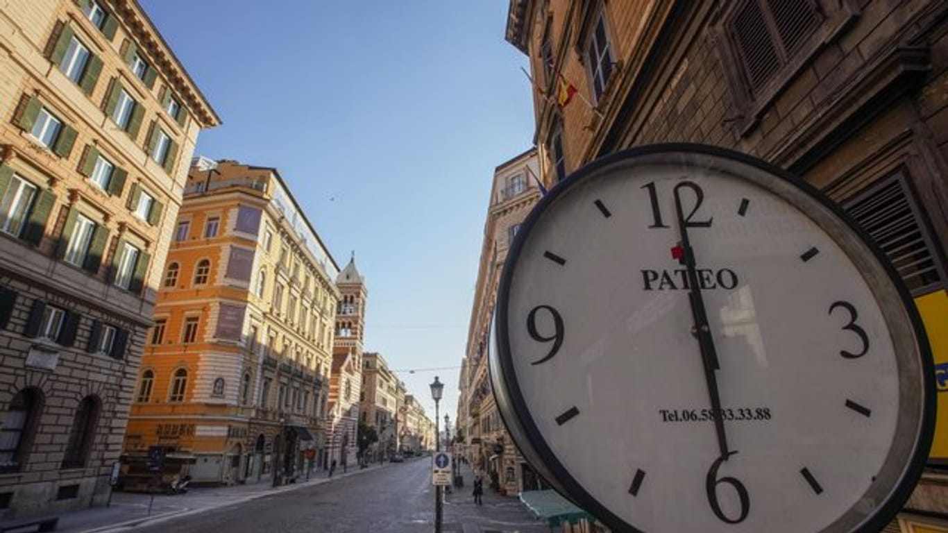 Die Via Nazionale, normalerweise eine der verkehrsreichsten Straßen des historischen Stadtzentrums von Rom, war am vergangenen Freitag noch fast menschenleer.