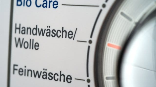 Es ist sinnvoll, Wolle mit dem Spezialprogramm der Waschmaschine zu reinigen.