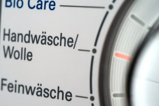 Es ist sinnvoll, Wolle mit dem Spezialprogramm der Waschmaschine zu reinigen.