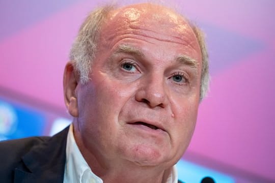 "Ich würde es sehr begrüßen und mich sehr freuen, wenn Manuel Neuer die nächsten Jahre beim FC Bayern bleiben würde, weil er nach wie vor der beste Torwart der Welt ist", sagt Hoeneß.