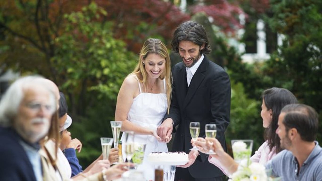 Was kommt beim Hochzeitsfest auf den Tisch? Eine große Frage, über die Paare sich früh Gedanken machen müssen.