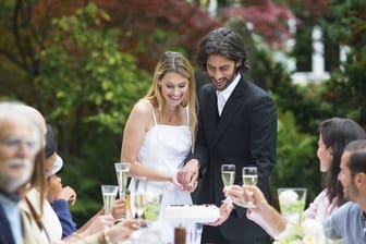 Was kommt beim Hochzeitsfest auf den Tisch? Eine große Frage, über die Paare sich früh Gedanken machen müssen.