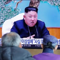 Südkoreaner sehen sich Kim Jong Un im Fernsehen an: Es gibt Spekulationen über den Gesundheitszustand des Nordkoreaners.