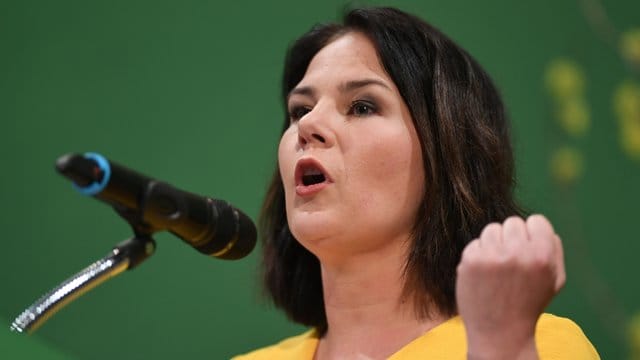 Annalena Baerbock hat die Pläne zur Wiederaufnahme des Spielbetriebs in der Bundesliga scharf kritisiert. Annalena Baerbock hat die Pläne zur Wiederaufnahme des Spielbetriebs in der Bundesliga scharf kritisiert.