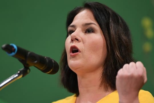 Annalena Baerbock hat die Pläne zur Wiederaufnahme des Spielbetriebs in der Bundesliga scharf kritisiert.