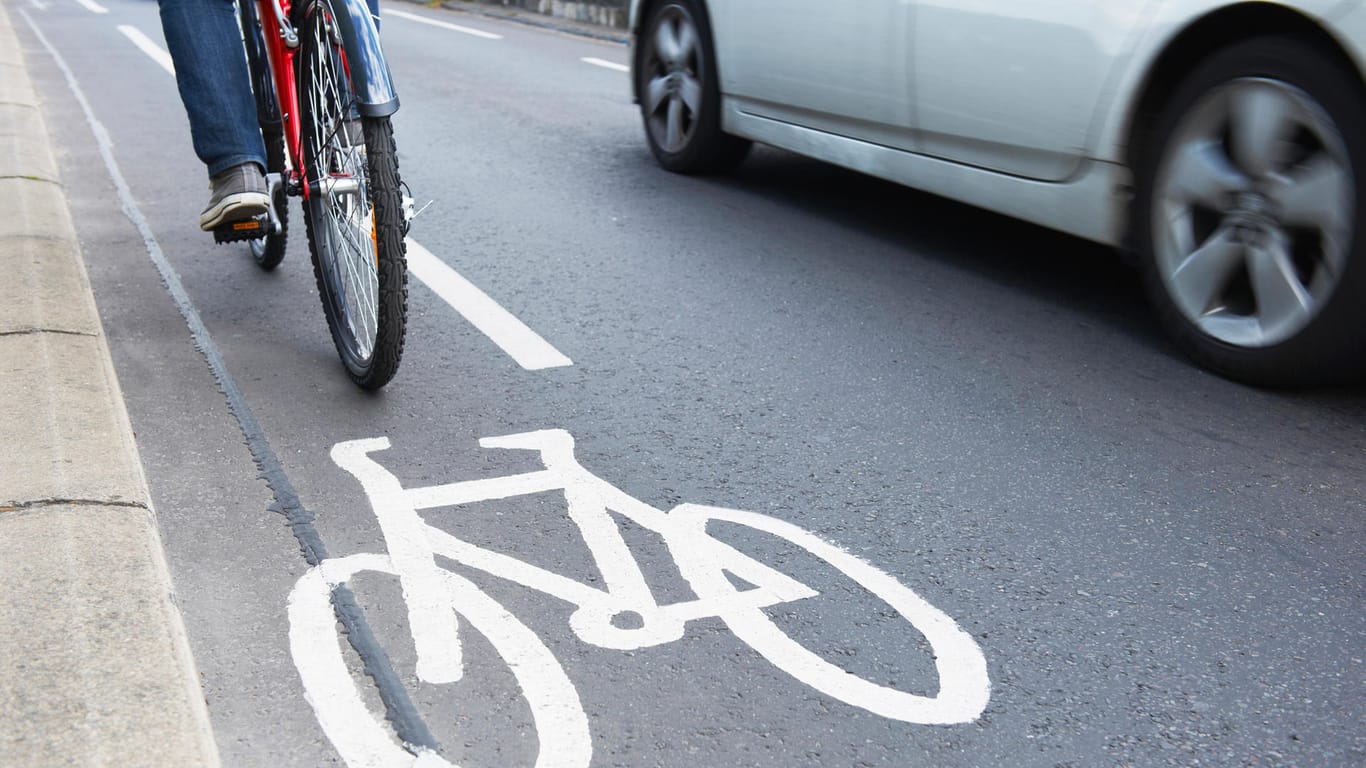 Fahrradfahrer: Die StVO schreibt nun einen exakten Mindestabstand beim Überholen vor.
