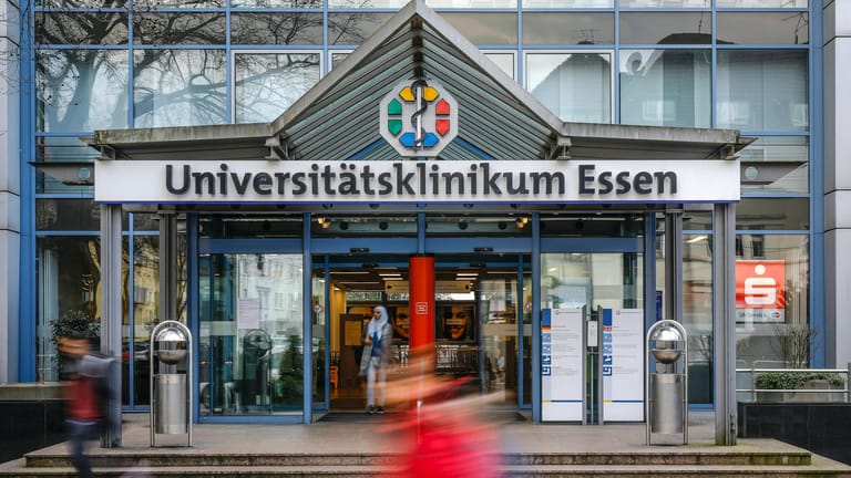 Der Eingang des Universitätsklinikums Essen: Ein 26-Jähriger ist im Zusammenhang mit einer Coronavirus-Infektion dort verstorben.