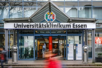 Der Eingang des Universitätsklinikums Essen: Ein 26-Jähriger ist im Zusammenhang mit einer Coronavirus-Infektion dort verstorben.